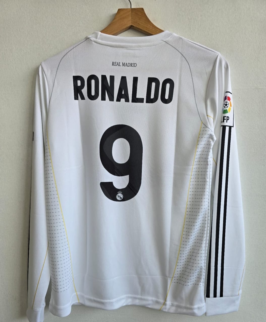 Real Madrid 2009-10 home (RONALDO) - View 2